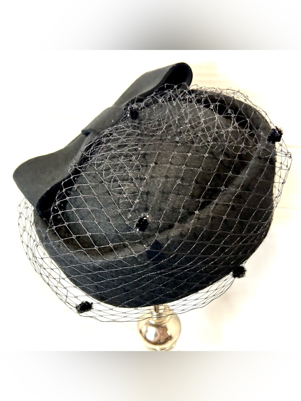 1960s Black Pillbox Hat with bow & Netted Veil Retro Goth Film Noir Femme Fatale - Picture 2 of 10